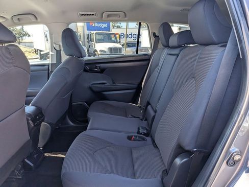 Used 2024 Toyota Highlander LE FWD image 27