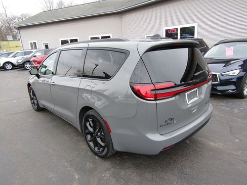 Used 2025 Chrysler Pacifica Limited image 3