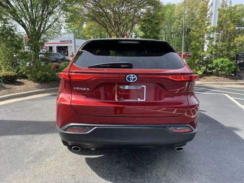 Used 2023 Toyota Venza LE image 7