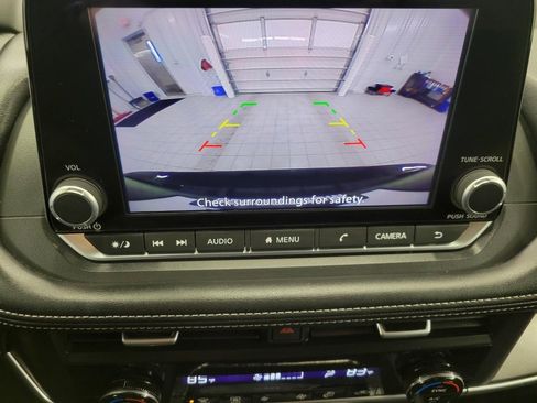 Used 2025 Nissan Rogue SV image 15