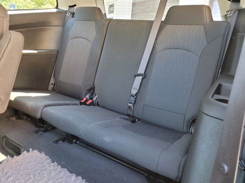 Used 2017 Chevrolet Traverse LT w/ Style and Technology Package image 6