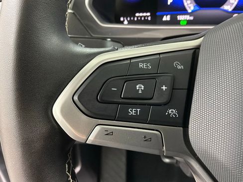 Used 2024 Volkswagen Tiguan SE w/ Panoramic Sunroof Package image 9