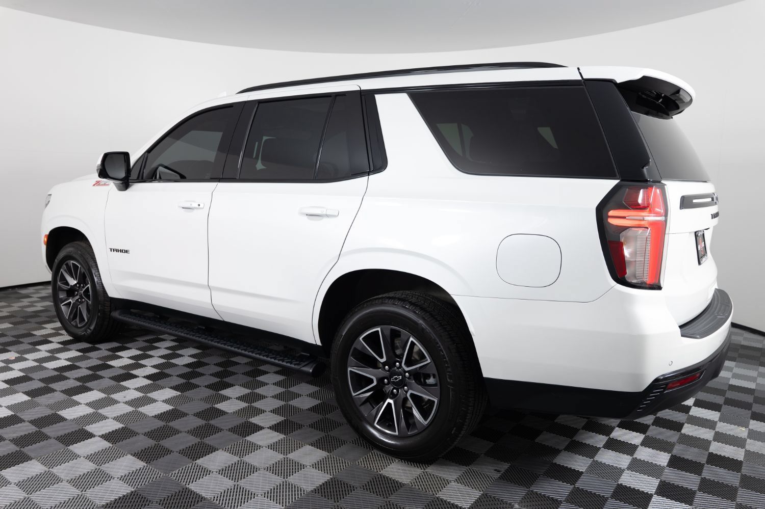 Used 2023 Chevrolet Tahoe Z71 w/ Luxury Package AWD/4WD image 4
