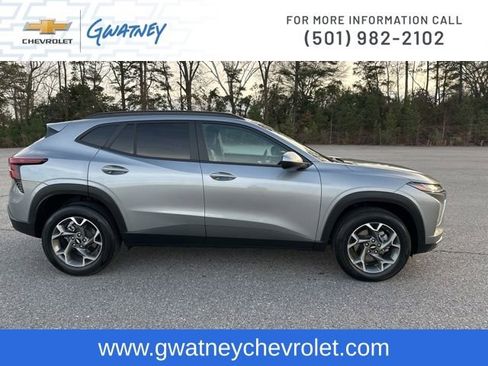 Used 2025 Chevrolet Trax LT w/ LT Convenience Package image 4