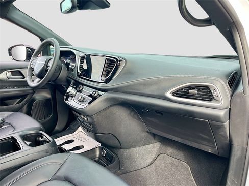 Used 2024 Chrysler Pacifica Touring-L w/ Uconnect Theater Family Group image 31