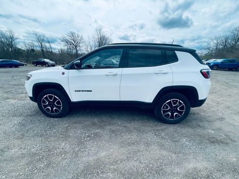 Used 2025 Jeep Compass Trailhawk image 2