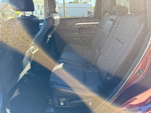 Used 2015 Toyota Highlander LE image 10