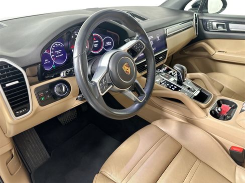 Certified 2023 Porsche Cayenne Platinum Edition image 4