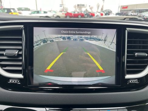 Used 2024 Chrysler Pacifica Touring-L image 27