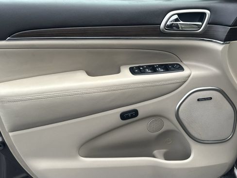 Used 2017 Jeep Grand Cherokee Overland AWD/4WD image 14