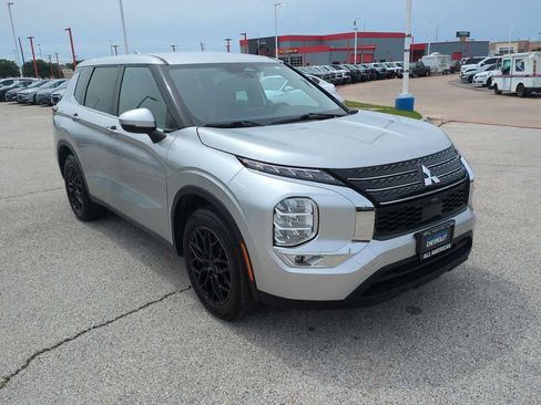 Used 2023 Mitsubishi Outlander SE FWD image 2