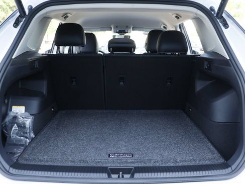 Certified 2025 Volkswagen Tiguan SE FWD image 28