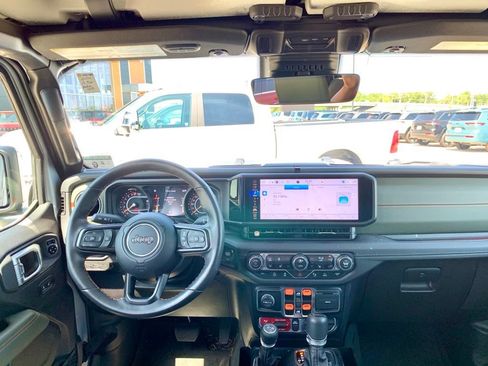 Used 2024 Jeep Gladiator Mojave AWD/4WD image 16