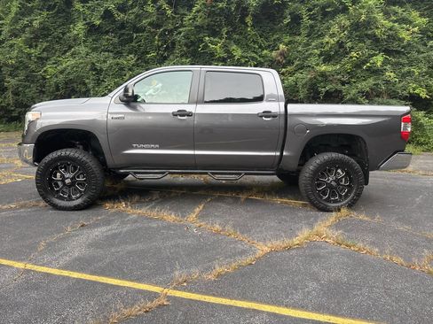 Used 2018 Toyota Tundra SR5 w/ SR5 Upgrade Package AWD/4WD image 3