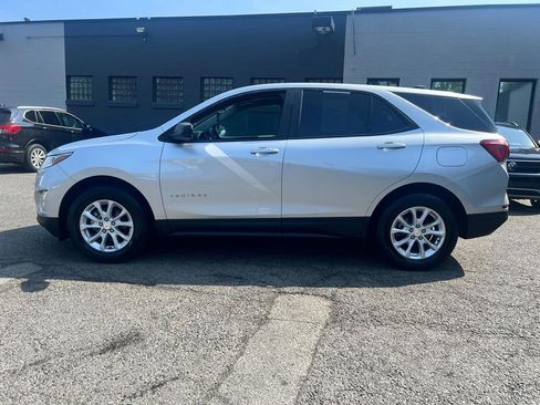Used 2021 Chevrolet Equinox LS w/ LS Convenience Package AWD/4WD image 4