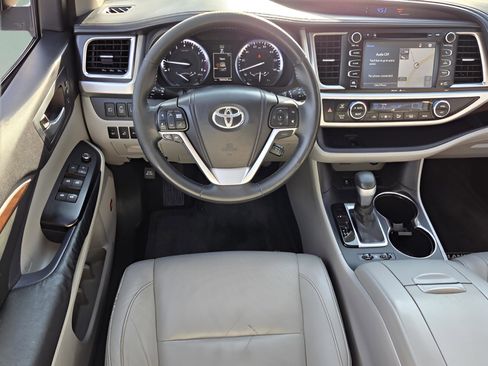 Used 2014 Toyota Highlander Limited Platinum image 14