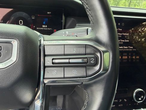 Used 2025 GMC Acadia Elevation image 25