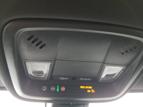 Used 2023 Chevrolet Traverse LT image 34