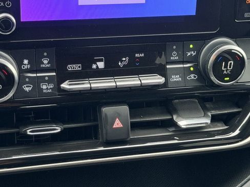 Used 2024 Toyota Highlander LE FWD image 17