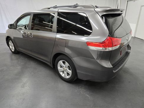 Used 2012 Toyota Sienna LE image 3