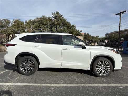 Used 2022 Toyota Highlander Limited image 3