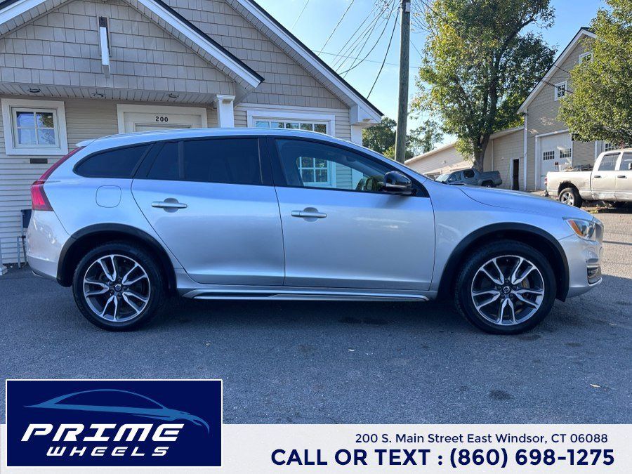 Used 2017 Volvo V60 T5 Cross Country Platinum w/ Climate Package AWD/4WD image 8
