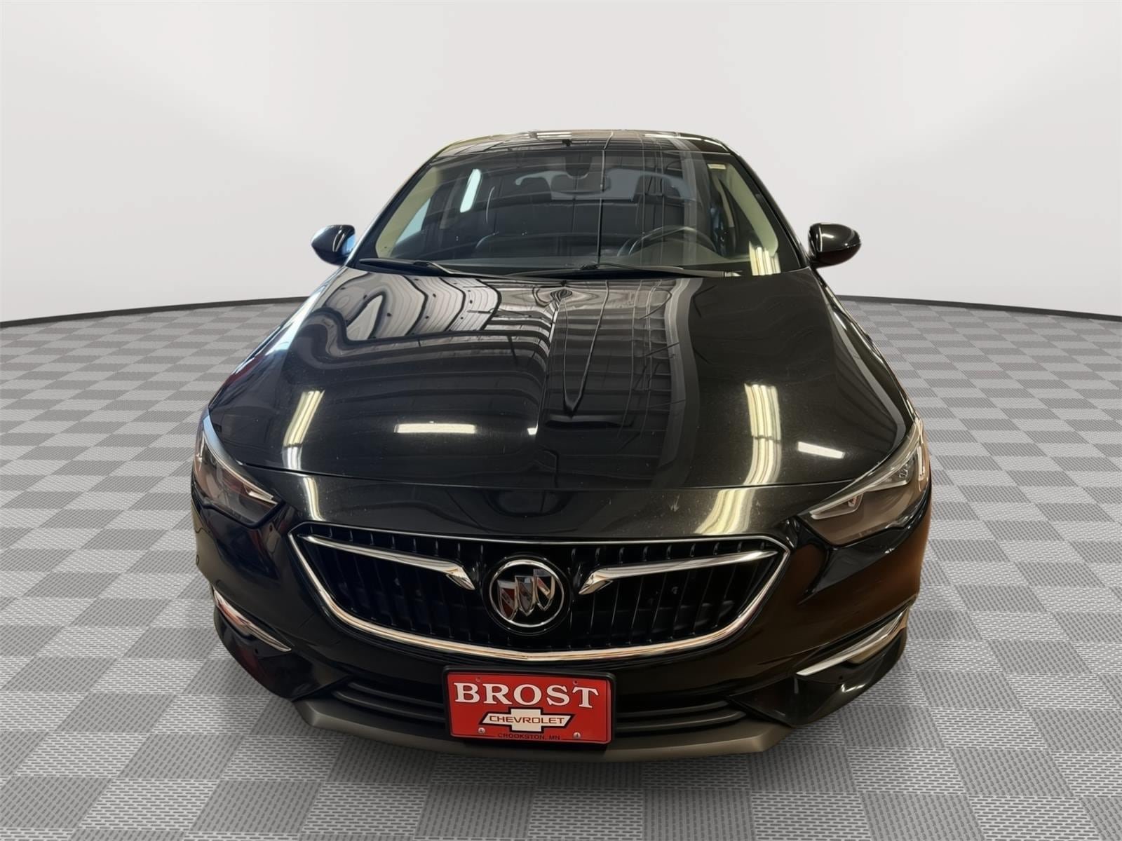 Used 2018 Buick Regal Essence FWD image 2
