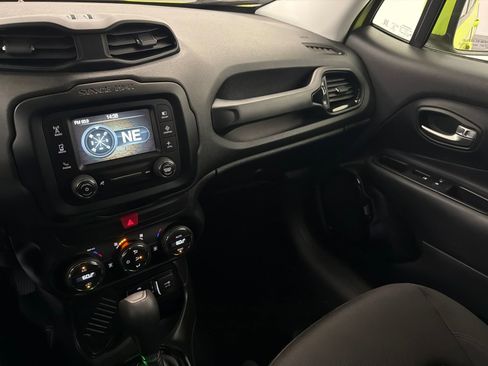 Used 2017 Jeep Renegade Altitude FWD image 23