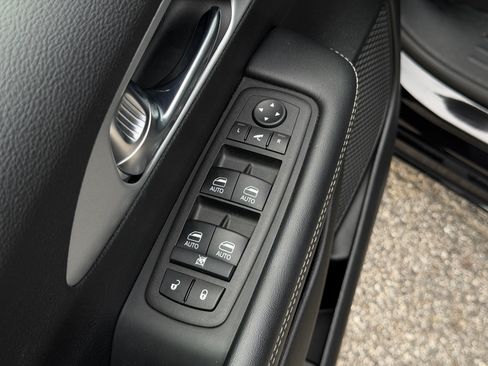 Used 2025 Chrysler Pacifica Limited FWD image 15