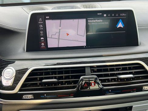 Used 2022 BMW 750i xDrive image 27