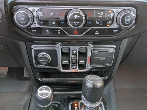 Used 2022 Jeep Wrangler Unlimited Sport w/ Sun And Sound Package AWD/4WD image 16