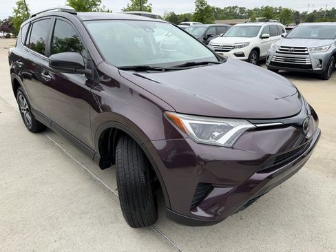 Used 2018 Toyota RAV4 LE FWD image 3