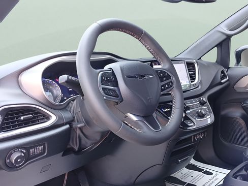 Used 2025 Chrysler Pacifica Select FWD image 25