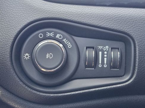 Used 2023 Jeep Renegade Trailhawk AWD/4WD image 27