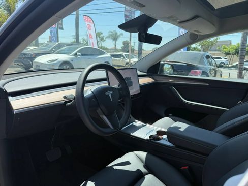 Used 2025 Tesla Model Y Long Range AWD/4WD image 8
