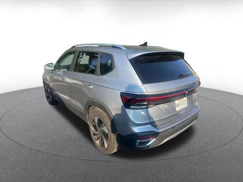 Used 2026 Volkswagen Taos SE AWD/4WD image 4