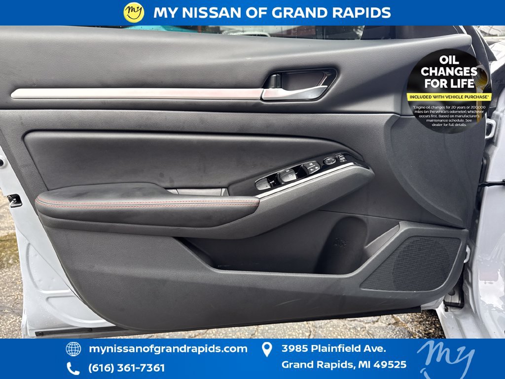 Used 2025 Nissan Altima 2.5 SR AWD/4WD image 11