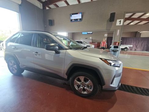 Used 2025 Toyota RAV4 LE AWD/4WD image 4