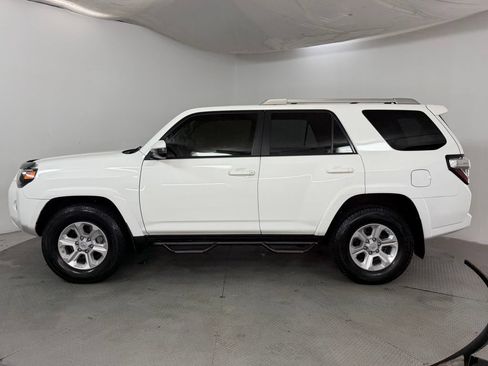 Used 2015 Toyota 4Runner SR5 AWD/4WD image 4