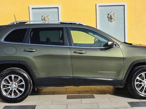 Used 2019 Jeep Cherokee Latitude Plus w/ Comfort/Convenience Group image 2