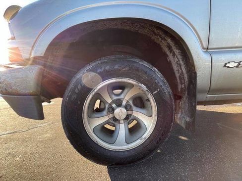 Used 2001 Chevrolet S10 Pickup LS w/ Preferred Equipment Group image 11