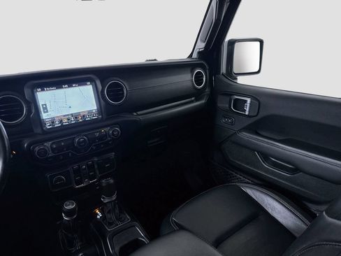 Used 2018 Jeep Wrangler Unlimited Sahara AWD/4WD image 26