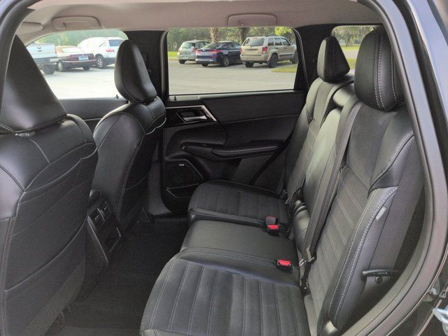Used 2025 Mitsubishi Outlander SE FWD image 14