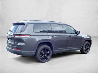 Used 2022 Jeep Grand Cherokee L Limited w/ Black Appearance Package AWD/4WD video 3