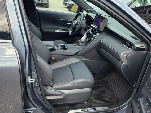 Used 2024 Toyota Venza XLE AWD/4WD image 12