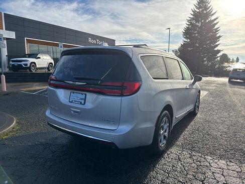 Used 2022 Chrysler Pacifica Limited image 7
