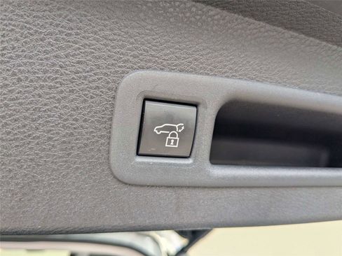 Used 2025 Toyota Sienna XLE w/ XLE Plus Package FWD image 8