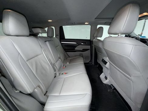Used 2019 Toyota Highlander XLE AWD/4WD image 18