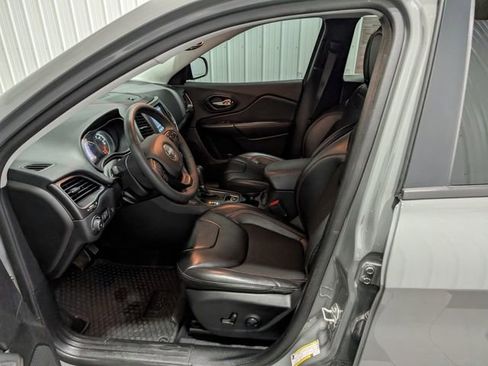 Used 2022 Jeep Cherokee Trailhawk w/ Comfort/Convenience Group AWD/4WD image 14