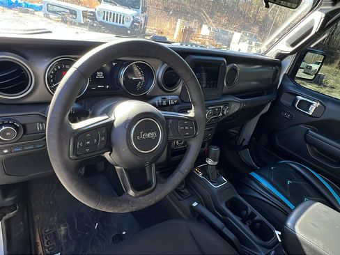 Used 2023 Jeep Wrangler Unlimited image 24